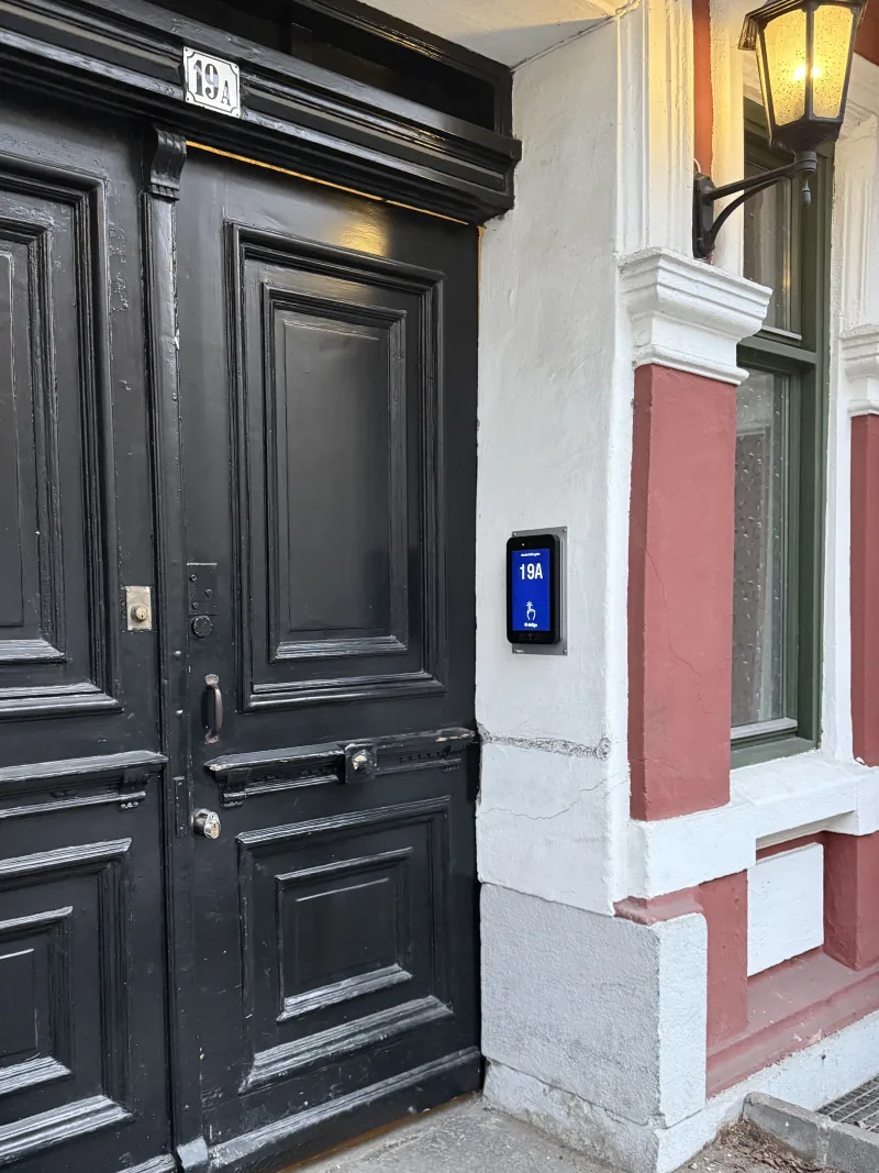 Defigo-equipped entrance in a Norwegian residential building